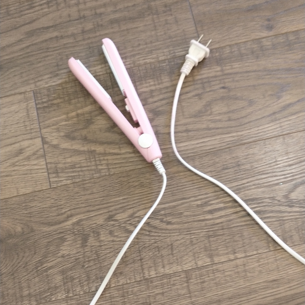 Small on the go hair straightener
